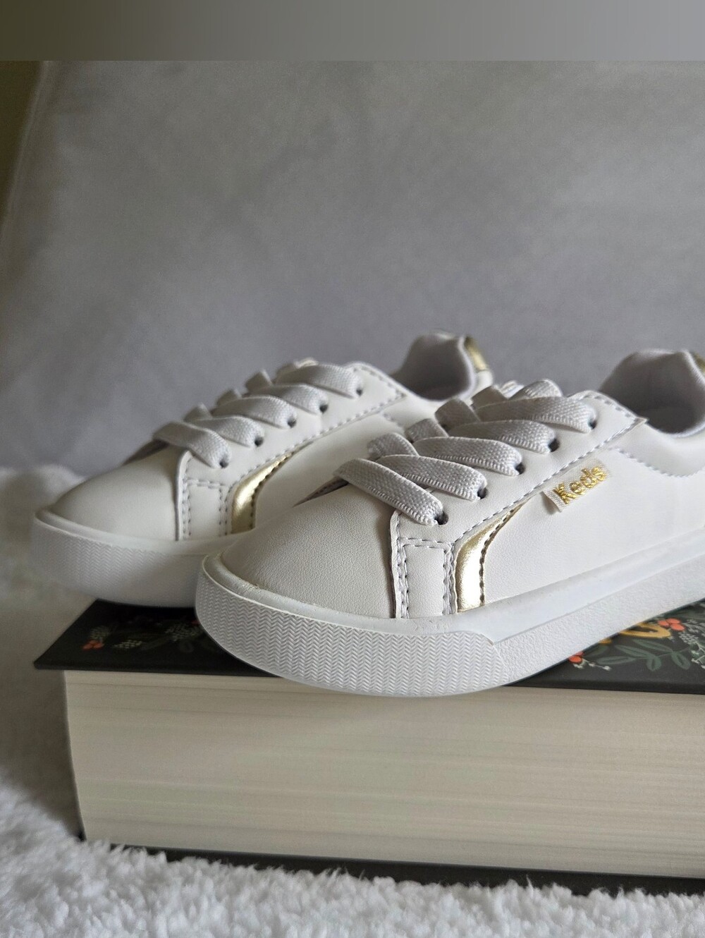 Keds White & Gold Leather Low-Top Sneakers – Sample, Size 7 Toddler (NWOT)